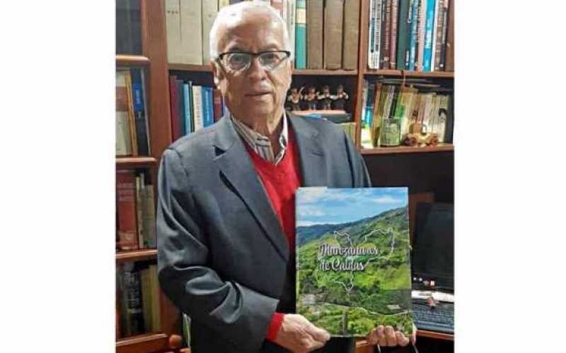 Helgidio Ramírez Jaramillo con su libro Manzanares de Caldas