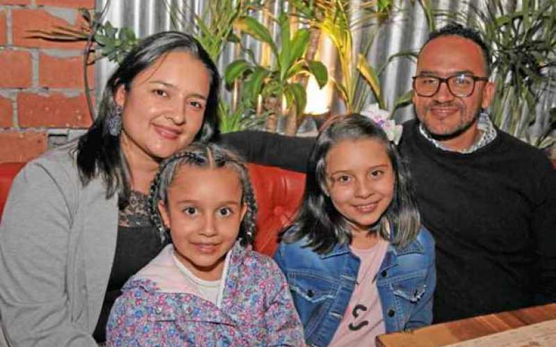 Con una cena en La Patatería celebraron 9 años de matrimonio de María Alejandra Quintero y Fernando Santa Bedoya. Los acompañan 