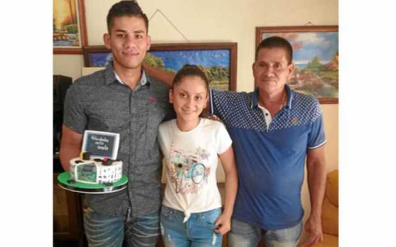 Juan Diego Rojas Moreno se graduó como tecnólogo en Electrónica, de la Universidad de Caldas. Lo acompañan Carlos Asdrubal Rojas