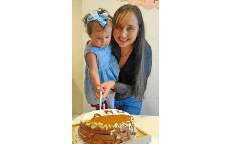 Luisa Pérez Salazar le celebró el primer año de edad a su hija, María Antonia Valencia Pérez.