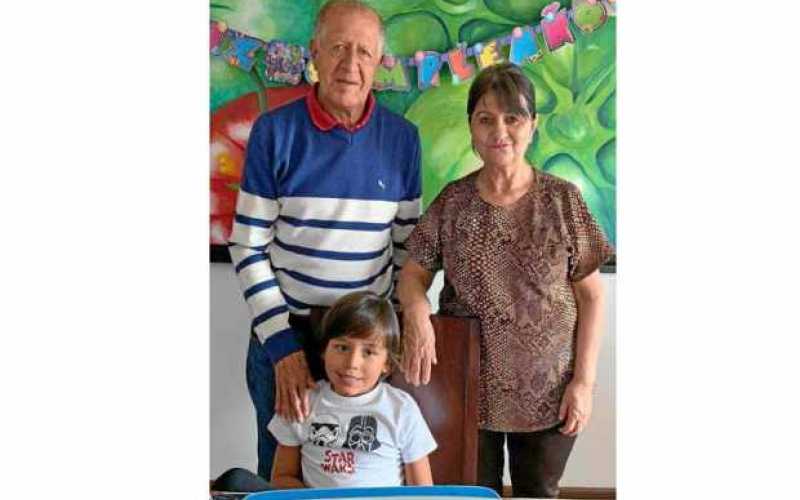 Fotos|Argermiro Idarraga|LA PATRIA En su residencia en el barrio Rosales celebraron sus 50 años de matrimonio Rogelio Cruz Mejía