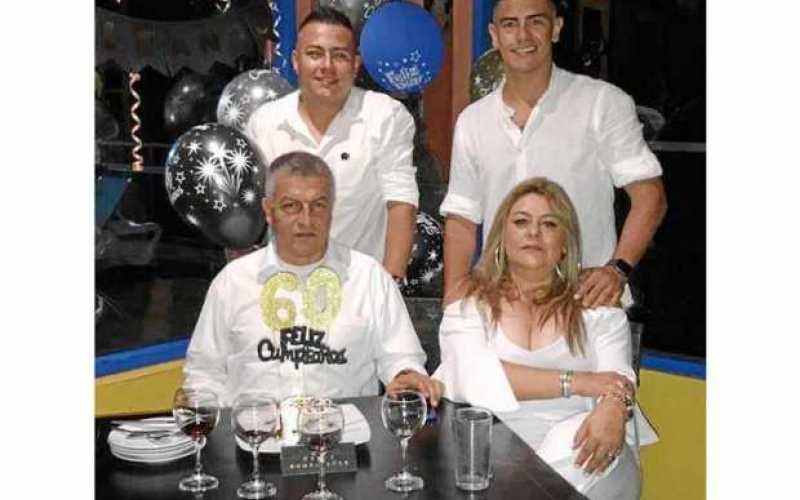 Un Feliz cumpleaños le celebró su familia a Néstor Raúl Cardona Gómez en sus 60 años. Lo acompañan en la foto Daniel Cardona Mar