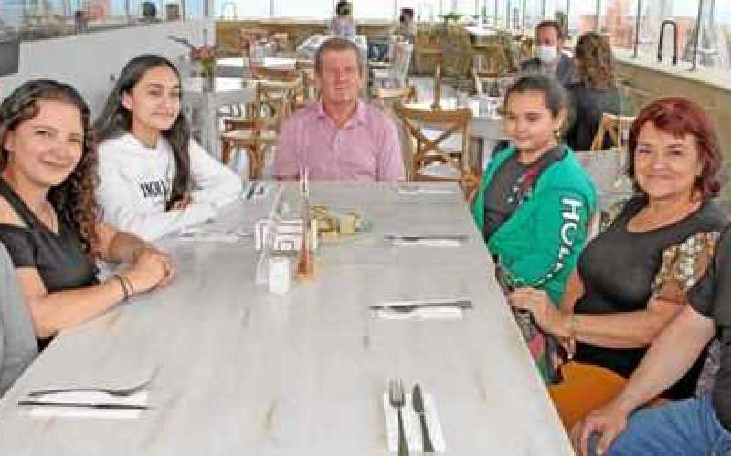 Amigos del Colegio Santa Inés también eligieron La Azotea. Dahiana Giraldo Galeano, Andrea del Pilar Galeano Ríos, Melissa Gonzá