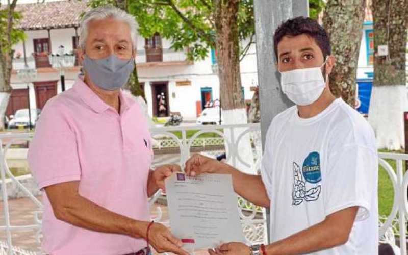 Cristian Camilo Palacio (derecha), presidente del Concejo de Salamina, haciendo entrega del reconocimiento a Jaime Alberto Gutié