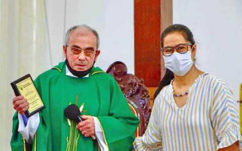 La primera gestora, Diana Montenegro, entregó la placa al padre Fidel Antonio Gómez