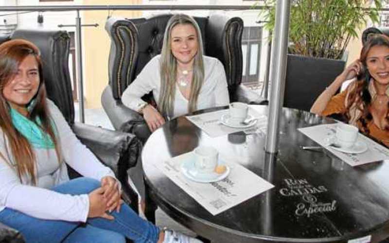 En el restaurante Dauntaun se reunieron, para almorzar, Diana Marcela Noreña, Juliana Rojas Campuzano y Alejandra Osorio Ocampo