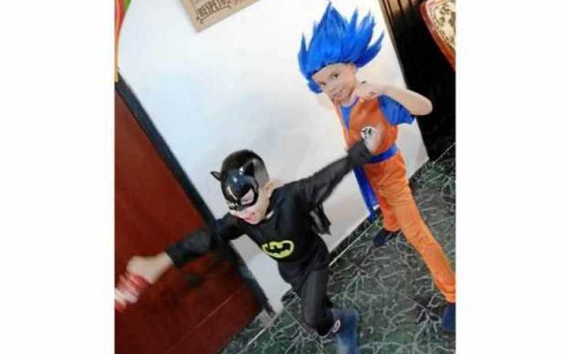 Foto| Suscriptor| LA PATRIA En el barrio Viveros de Manizales, Santiago Marín Vargas se disfrazó de Batman y Miguel Ángel Cantil
