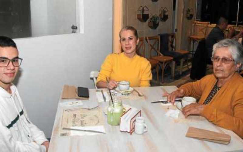 En el restaurante La Azotea le celebraron el cumpleaños a Fanny Montoya Bolaños, la acompañan sus familiares Kamilo Restrepo Cas
