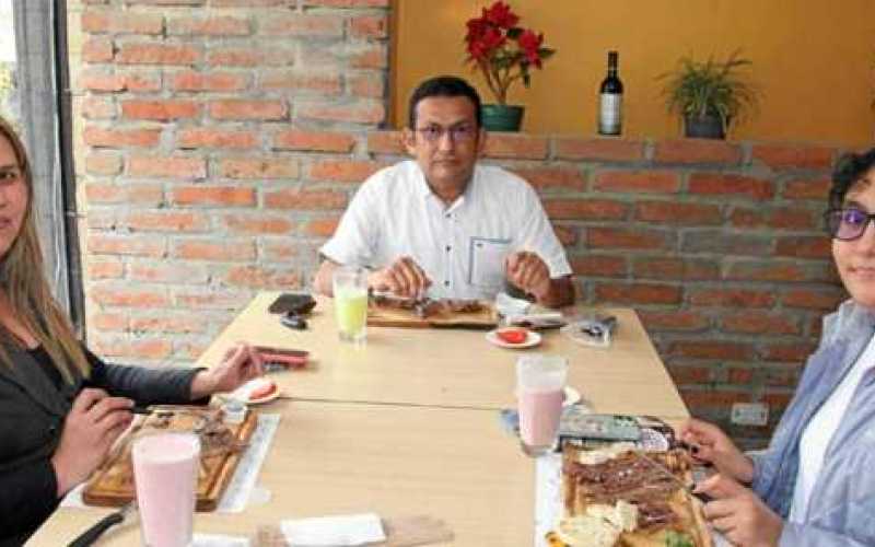 Foto/Argemiro Idárraga/LA PATRIA En el restaurante Asados Chavita, en un almuerzo familiar: Elizabeth Solórzano, Carlos Daniel A