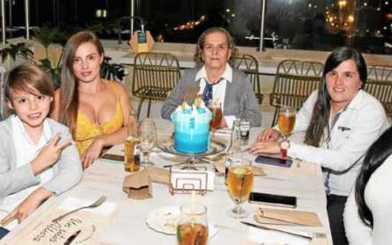 Alba Zuluaga Montes celebró su cumpleaños en el restaurante La Azotea, acompañada de Mateo Bedoya Berrio, Juan José Bedoya Buitr