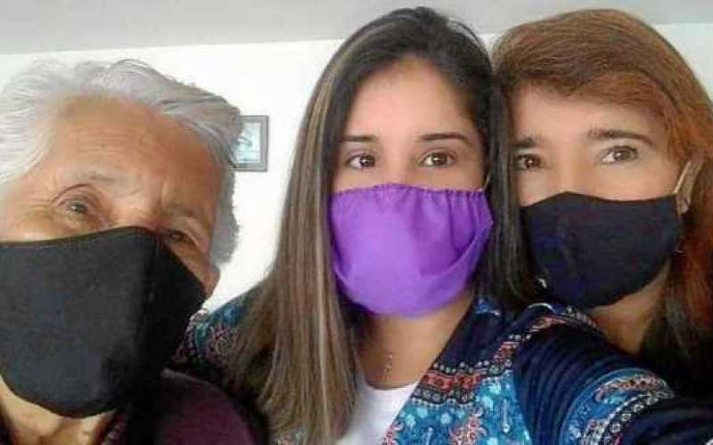 Margarita Laverde Galvis en compañía de Piedad Aydee Galvis Garzón y su abuela, Ana Garzón Villamil.