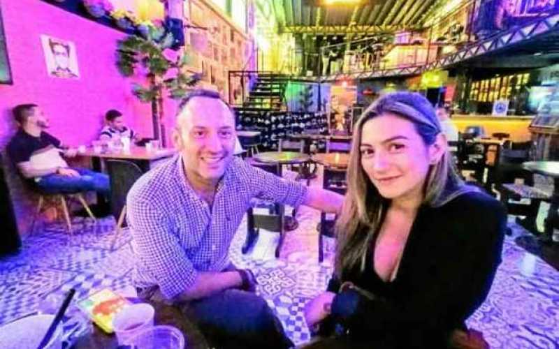 Juan Sebastián Hoyos y Nataly Loaiza disfrutaron de una comida en el restaurante-bar La Vikina, en Milán.