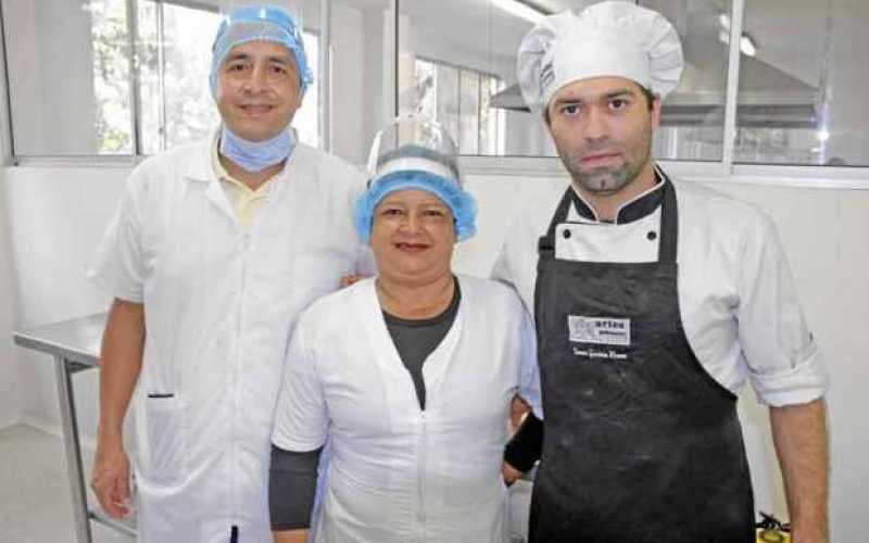 Camilo Asdrúbal Carmona, propietario de Frescarnes, de Manizales; Gloria Patricia Marín, dueña del negocio familiar de chorizos 