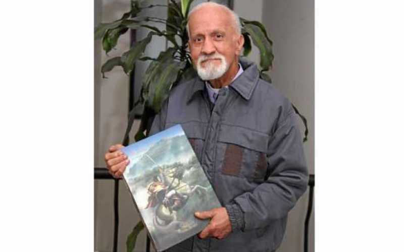 Foto | Cortesía |LA PATRIA Óscar Gaviria Valencia con su libro