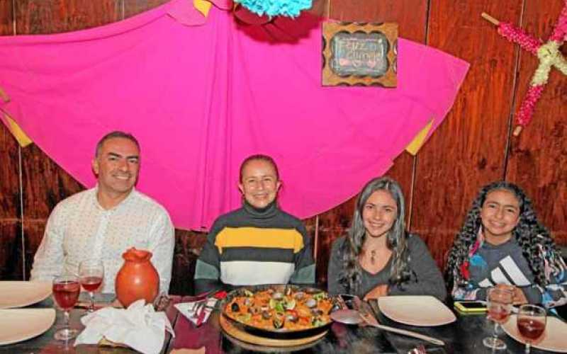 Se ofreció una cena en el restaurante Un Lugar de La Mancha con motivo del cumpleaños de María Isabel Piedrahíta Montes, la acom