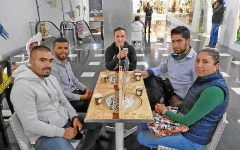 En reunión de amigos en el centro comercial Cable Plaza, Camilo Gallego, Santiago López, Sergio Betancourt, Ricardo Camargo y Al