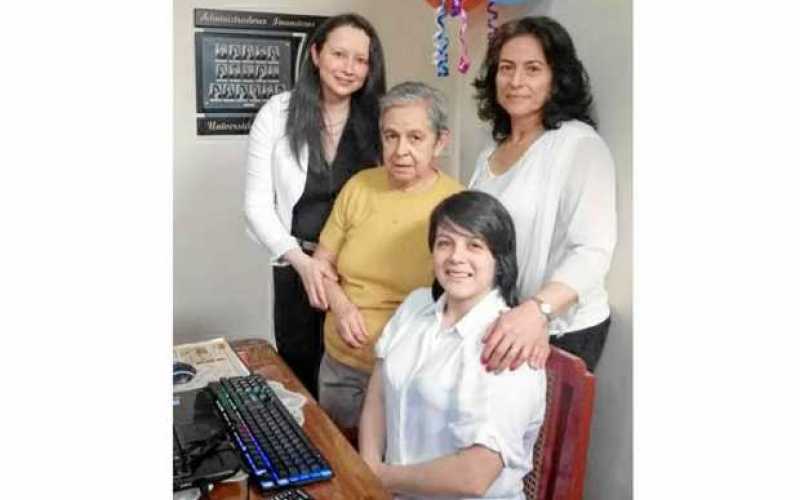 Estefanía Vásquez, Paula Marcela Ochoa, María del Pilar Naranjo Sánchez y Teresa de Jesús Sánchez.