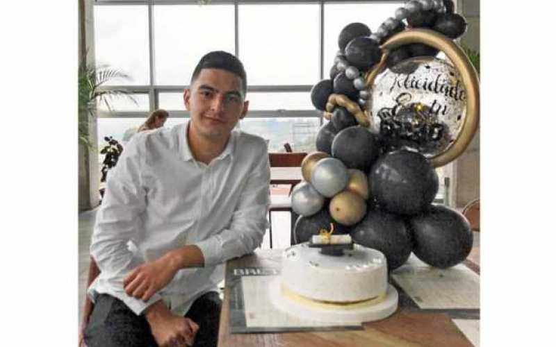 Foto |Cortesía | LA PATRIA Juan Camilo Aristizabal Valencia, de Manzanares, recibió el título de abogado, de la Universidad de M