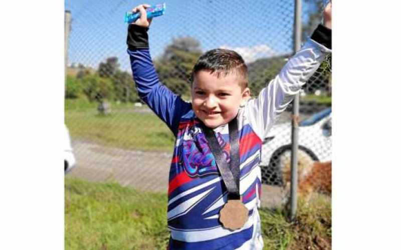 Salome Osorio nos comparte la fotografía de Matías Arias Osorio en las prácticas de su deporte favorito el bicicross, a sus 5 añ