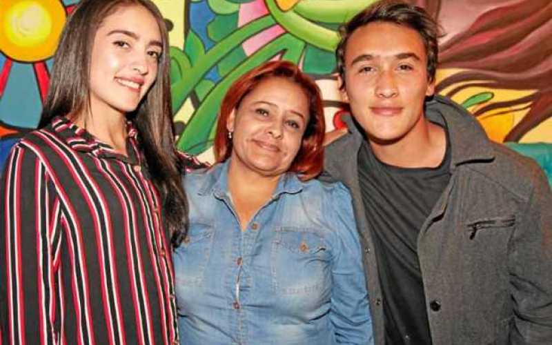 En el restaurante Don Ramón se ofreció una cena con motivo del cumpleaños de María Nancy Díaz Gaviria, la acompañan: Mariana Ram