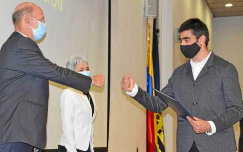 Víctor Manuel Ramírez Valencia, graduado de Ingeniería Electrónica de la un iversidad Autónoma.