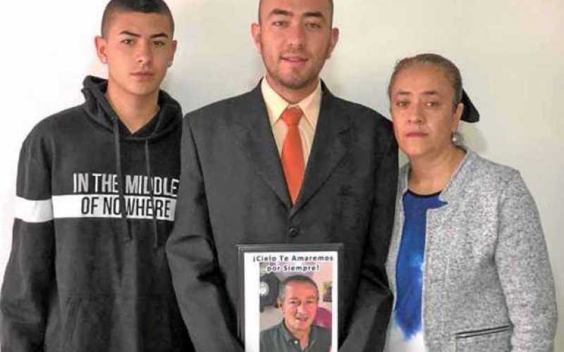 Foto/Cortesía Universidad de Caldas/LA PATRIA Juan Manuel Aranzazu Giraldo recibió el título de Ingeniero Agrónomo, lo acompañan