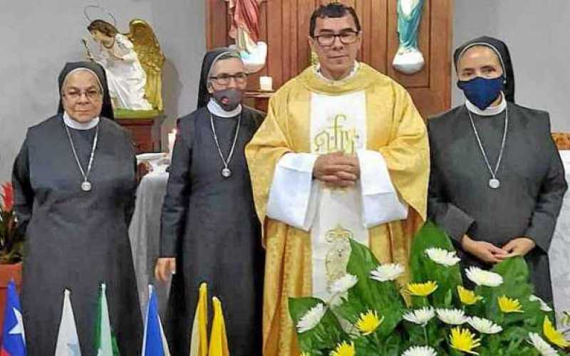 Hermana Margarita Areiza, hermana Ana Cecilia Romero, sacerdote Javier Gómez y hermana Bernarda Infante.