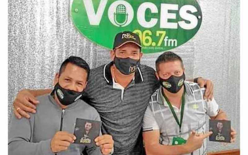 Nelson Gómez Zapata estuvo de promoción en Manzanares voces FM 96.7 con su nueva canción Por una aventura. Le acompañan los DJ M