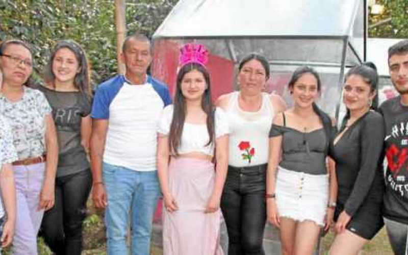 En el restaurante Picnic Gourmet en la vereda la Siria, se ofreció el almuerzo de cumpleaños. En la imagen: Jacobo Vásquez, Rosa