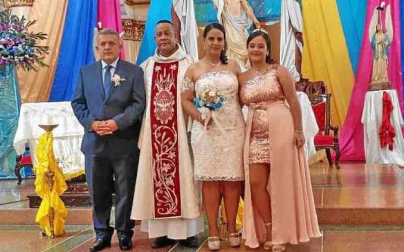 Óscar Marulanda, exconcejal y ex secretario de Educación de Manzanares (Caldas) se casó con Adriana Aristizábal, el 9 de abril, 