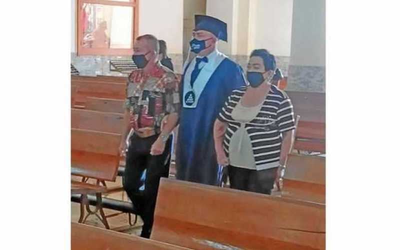 Julián Marín Murillo acompañado de sus familiares