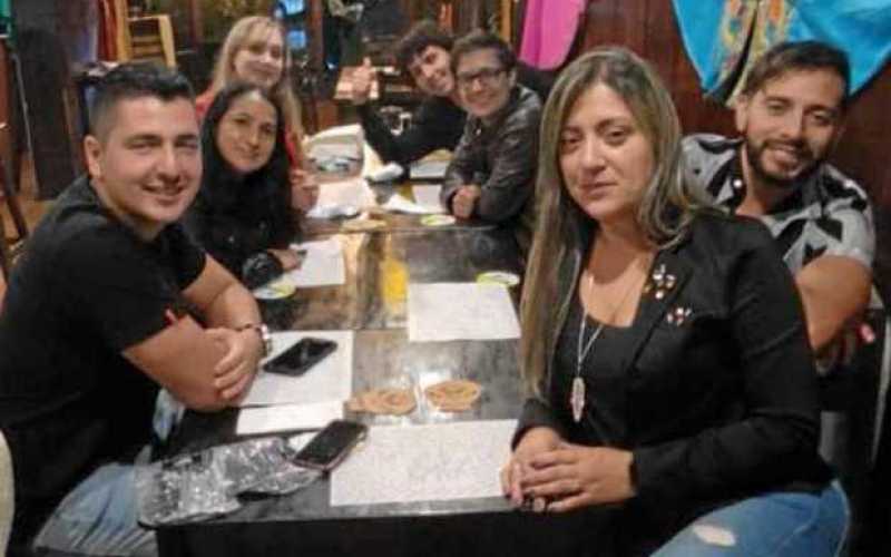 Celebrando los cumpleaños de Diego Andrés Pulido y Cristian Londoño con sus amigos en Un Lugar de la Mancha. ¡Felicitaciones!