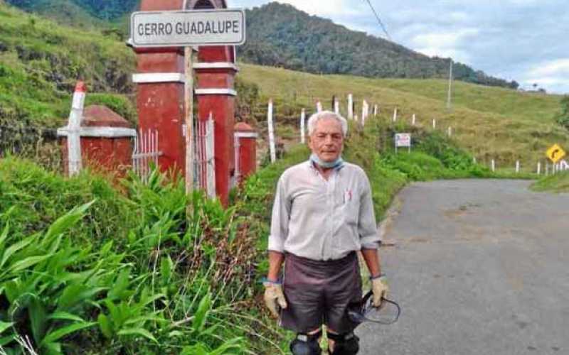 Darío Botero Vélez celebró sus 76 años patinando desde el barrio milenio tres hasta el Recreo en Manzanares. Este líder es escri
