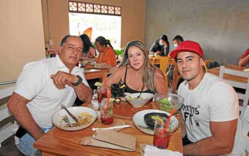 Jhon Jairo Vallejo, Claudia Alexandra Mejía y Santiago Vallejo.