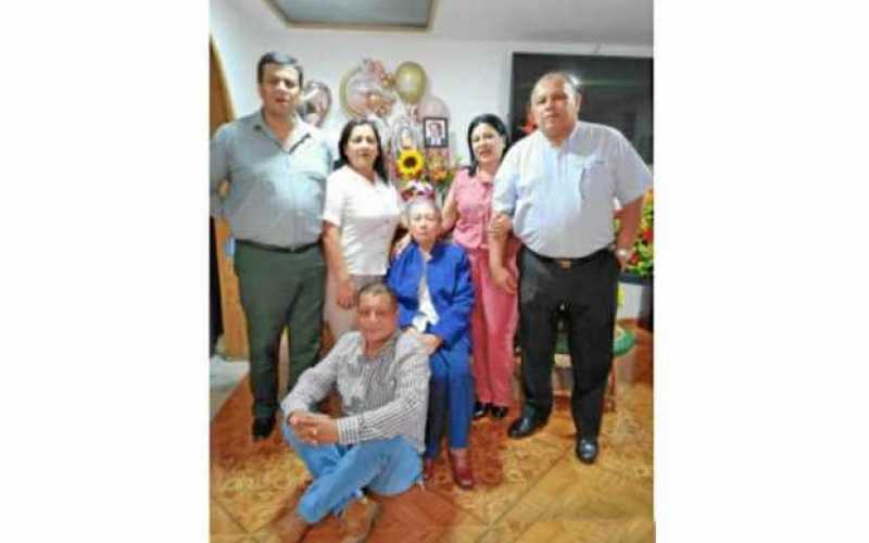 El día 30 de julio cumplió 90 años de vida la señora Ilsa Ferrer de Arango. Sus hijos y demás familia celebraron la eucaristía d