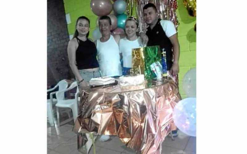 Le celebraron a Miryam Posada el cumpleaños. La acompañan su esposo Gilberto Sánchez y sus hijos Sofía y Juan Guillermo.