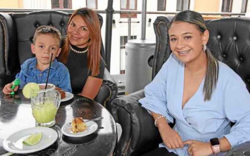 En el restaurante Dauntaun se reunieron en un almuerzo de amigos: Carolina Salguero Chica, Luisa Fernanda López Pérez y el niño 