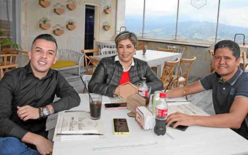 En un almuerzo de negocios en el restaurante La Azotea: Juan David López Hincapié, Andrea Verónica Sánchez Moreno y Jhon Robledo