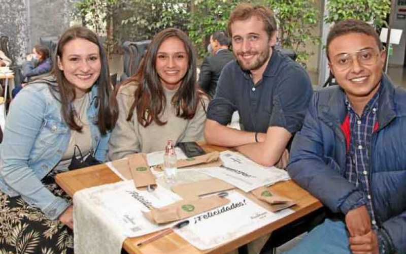 Se reunieron en el restaurante Dauntaun Catalina Castaño Muñoz, Alicia Aristizábal Martínez, Hugo Galliot y Sebastián Escobar.