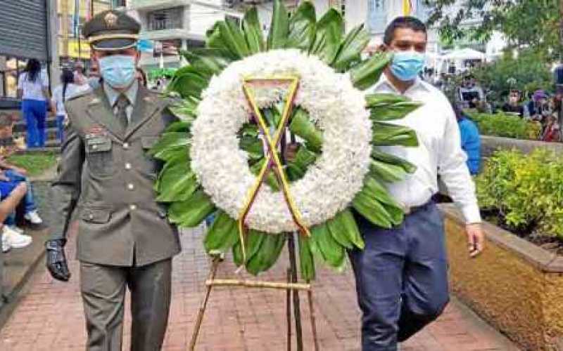Foto | Jorge Iván Castaño | LA PATRIA El alcalde encargado de Neira, Alejandro Leyton, y el comandante de la Estación de Policía