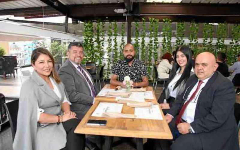 En el restaurante Dauntaun se llevó a cabo un almuerzo de Confuturo S.A.S. En la imagen los abogados: Mónica Bedoya, David Becer