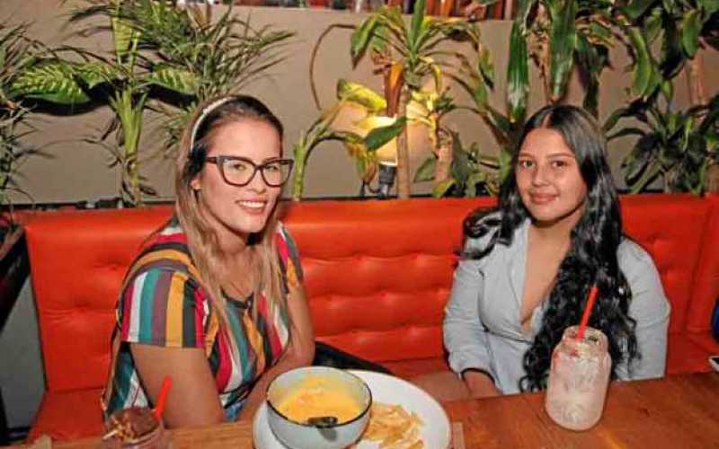 Natalia Pérez y Manuela Bermúdez en un almuerzo de amigas en el restaurante La Patatería.