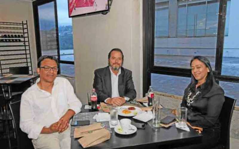 En un almuerzo de trabajo, la exfiscal Claudia Carrasquilla se reunió con el exgobernador de Caldas Mario Aristizabal y Carlos R