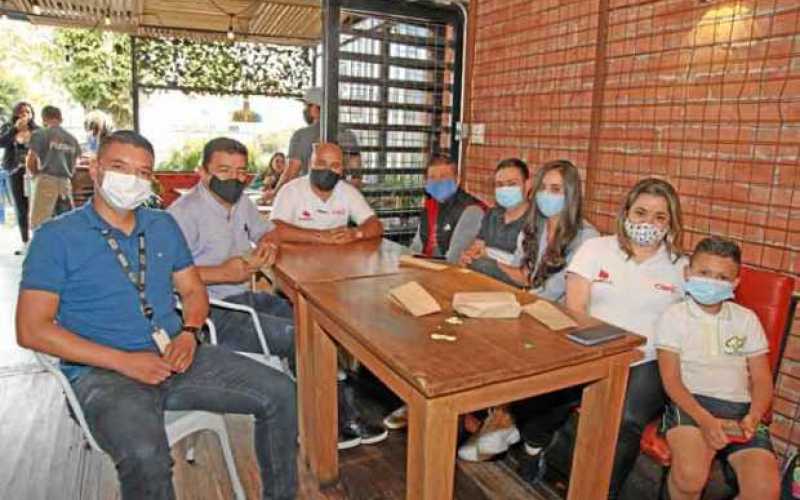 Foto|Argemiro Idárraga|LA PATRIA     En el restaurante La Patatería se ofreció un almuerzo con motivo del cumpleaños de Alejandr
