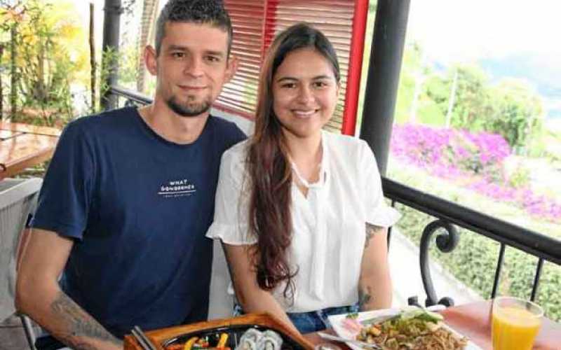 Foto|Argemiro Idárraga|LA PATRIA   Amigos se encontraron en el restaurante Sakura: Angie Alejandra López y Andrés Marino Álvarez