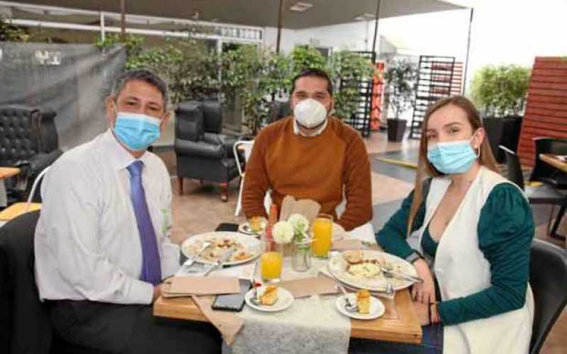 En el restaurante Dauntaun se reunieron en un almuerzo: Jorge Iván López Díaz, Jhon Jairo Castaño Flórez (secretario de Gobierno