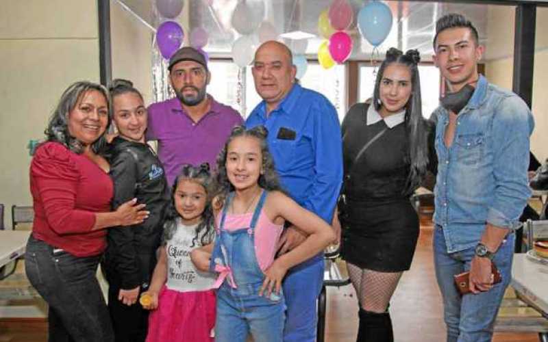 En el restaurante Dulce Pecado se ofreció un almuerzo con motivo del cumpleaños de Diego Alejandro Romero Rodríguez. Lo acompaña