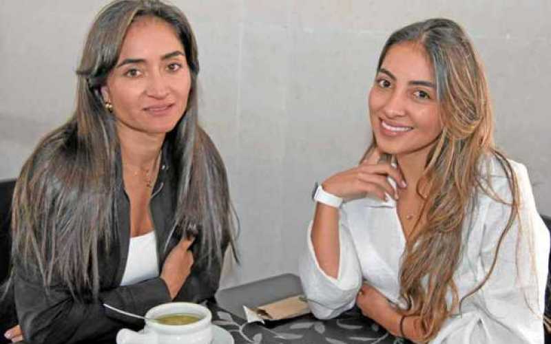 Foto|Agemiro Idárraga|LA PATRIA   Diana Lorena Gómez Zuluaga e Isabela Jiménez Gómez en un almuerzo familiar en el Club Manizale