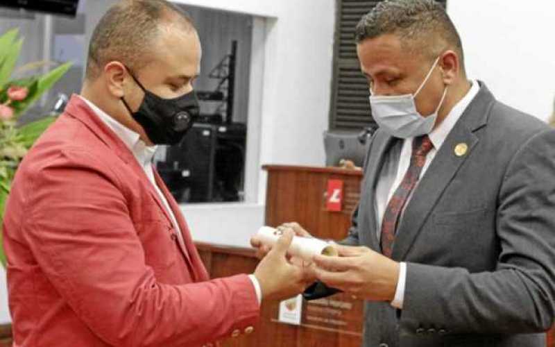 Foto |Darío Augusto Cardona|LA PATRIA    El concejal Héctor Fabio Delgado Londoño entregó Nota de estilo a Susuerte, lo recibió 
