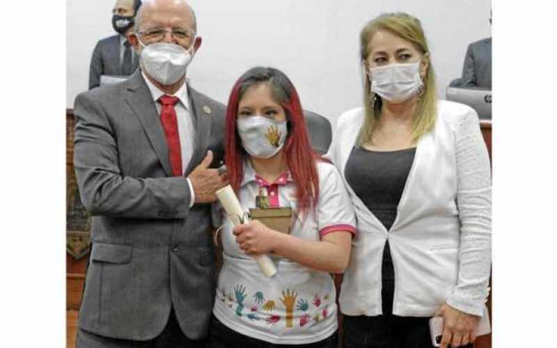 Foto|Darío Augusto Cardona|LA PATRIA   Henry Gutiérrez Ángel, concejal de Manizales, dio una Nota de estilo a Consuelo Giraldo Z